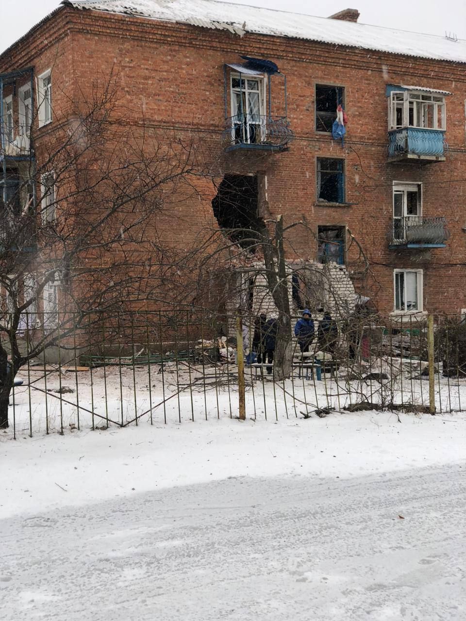 Багатоквартирний будинок у Куп'янську обстріляли росіяни, є загиблі та поранені