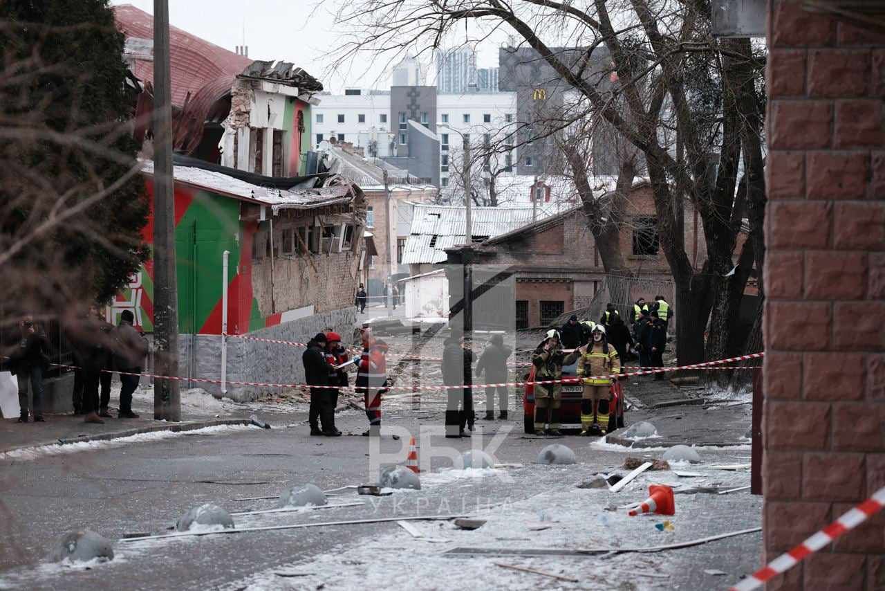 Наслідки атаки на Київ в одному із районів столиці.