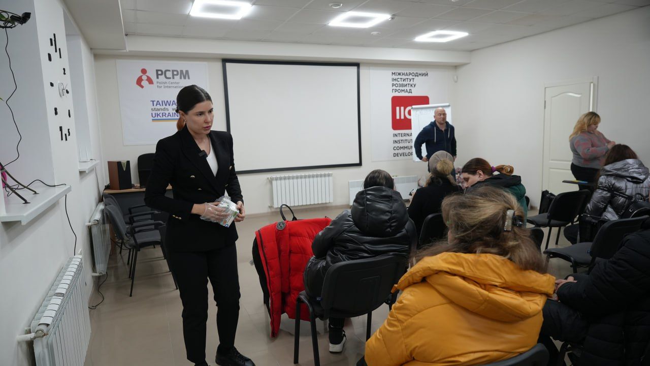 Міжнародний інститут розвитку громад у Полтаві: учать долати бідність і дають гроші на бізнес