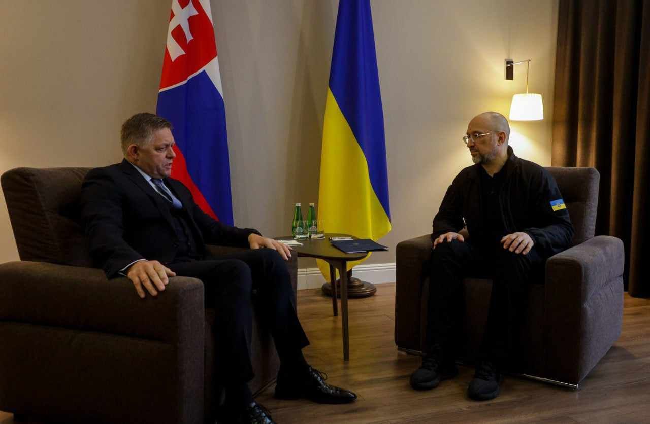 Шмигаль і Фіцо порозумілися: Словаччина не блокуватиме купівлю Україною зброї