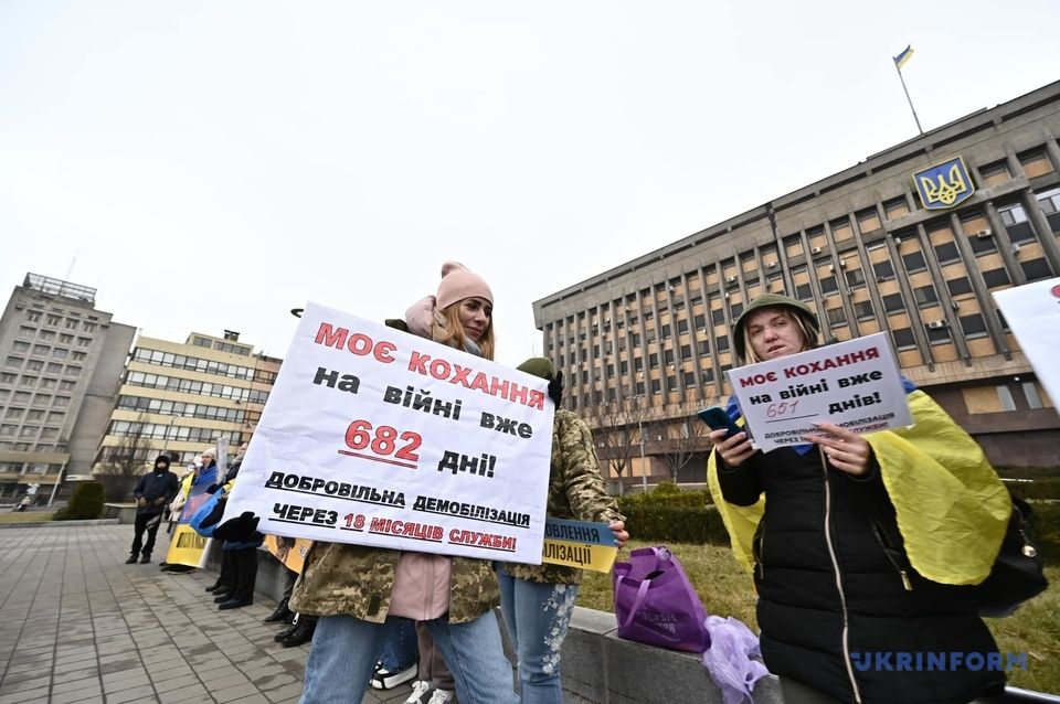 Демобілізація після 18 місяців: у Запоріжжі родини бійців вийшли на пікет