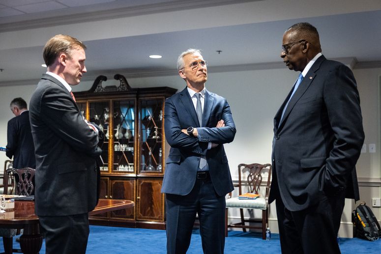 Салліван, Столтенберг і Остін під час зустрічі у Вашингтоні.