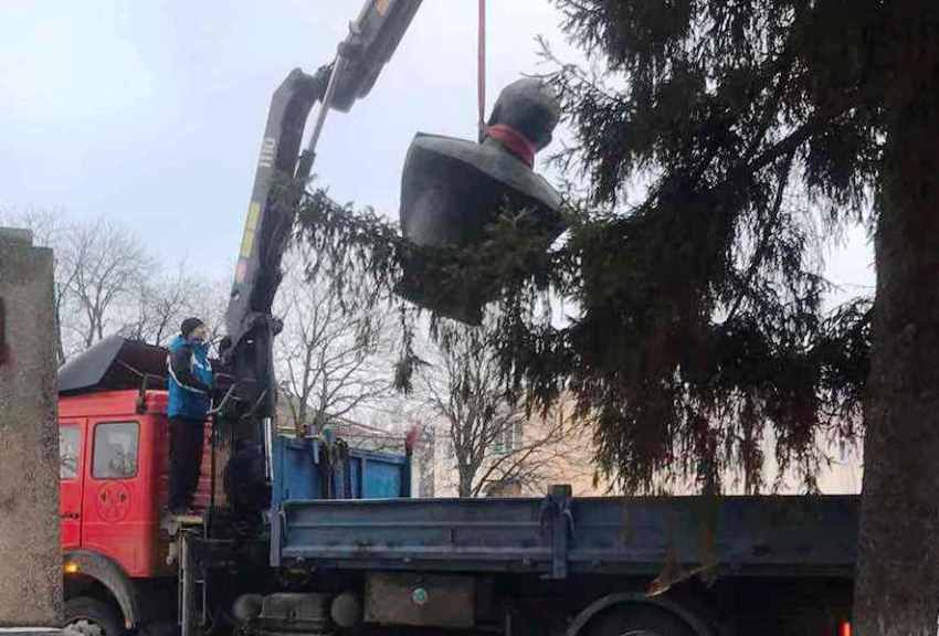 Коли вже Багачеве? На Черкащині демонтували пам’ятник радянському генералу Ватутіну
