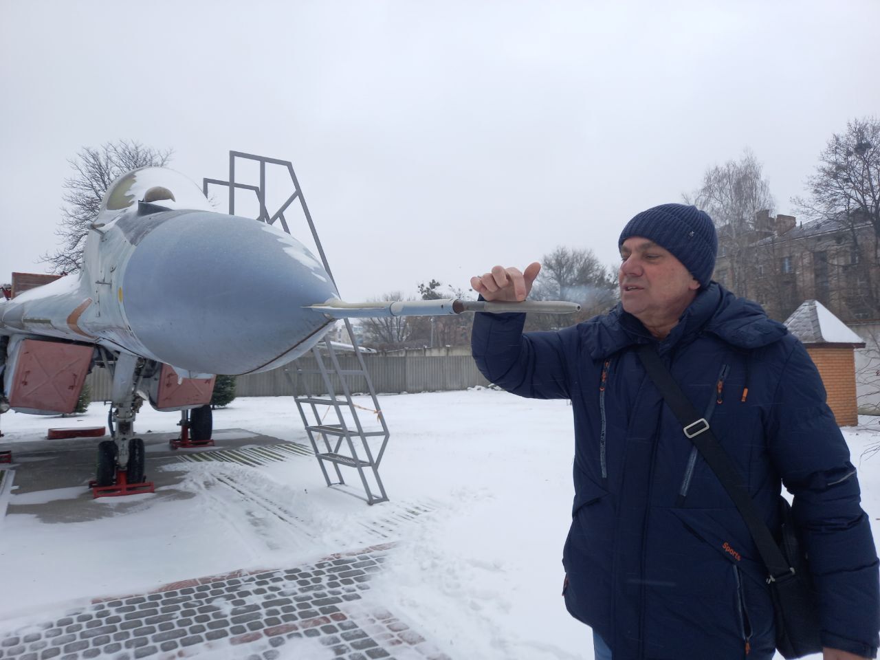 Віктор Савченко, який віддав військовій авіації близько  двох десятків років, біля одного з музейних експонатів — МіГ-29.