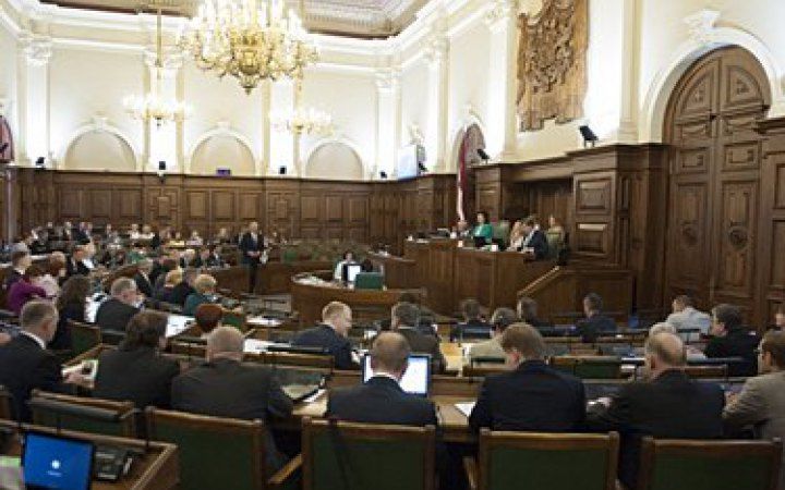 Латвія на законодавчому рівні заборонила своїм збірним грати проти російських і білоруських команд.