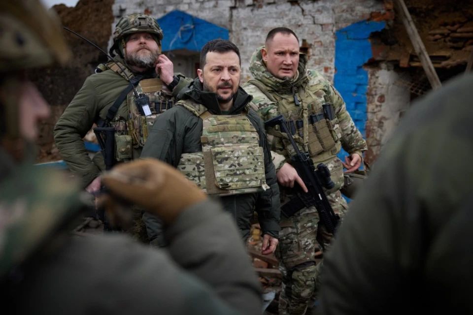 Зеленський на передовій у Роботиному нагородив бійців, фото