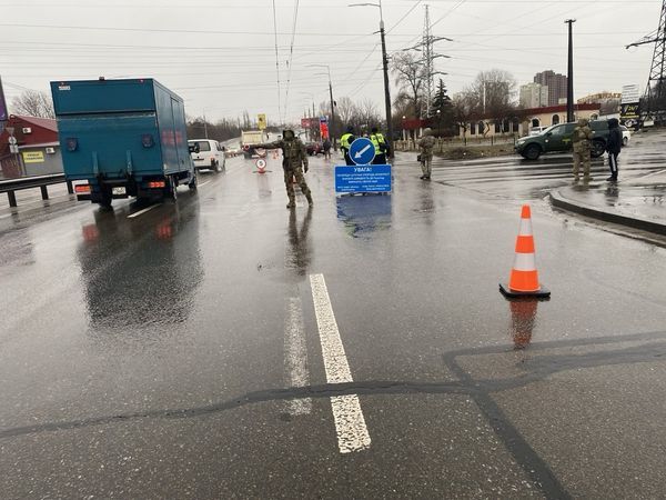На Оболоні у Києві представники ТЦК шукали ворожих диверсантів, фото