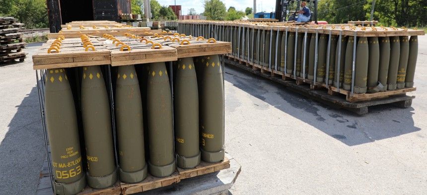 На потреби України: армія США планує подвоїти виробництво артснарядів