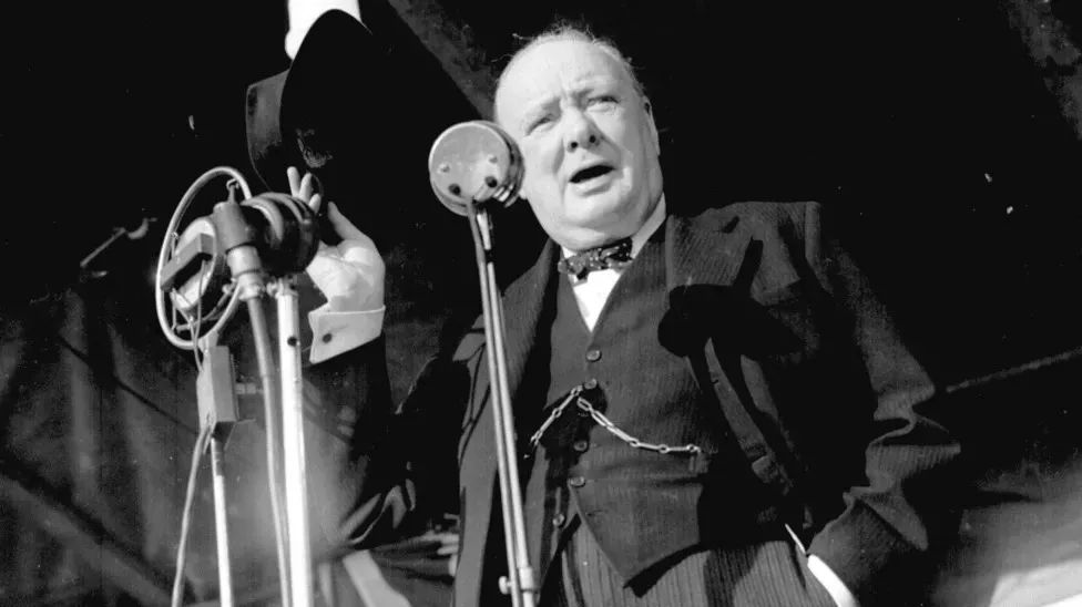 Вставні зуби Черчилля продали за 18 000 фунтів, фото