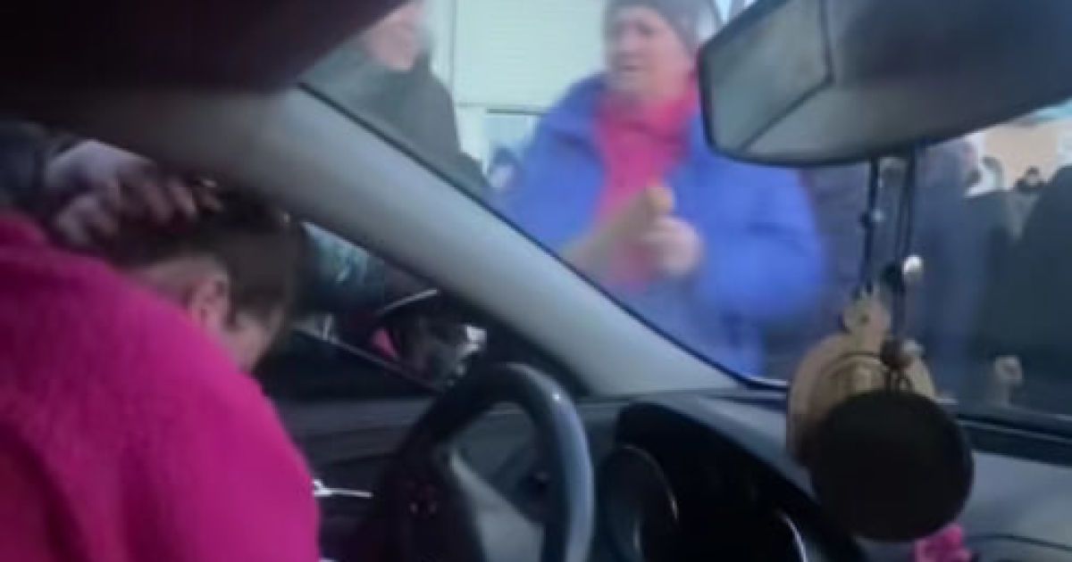 Розлючені жінки у Космачі тягнули водійку з авто за волосся.