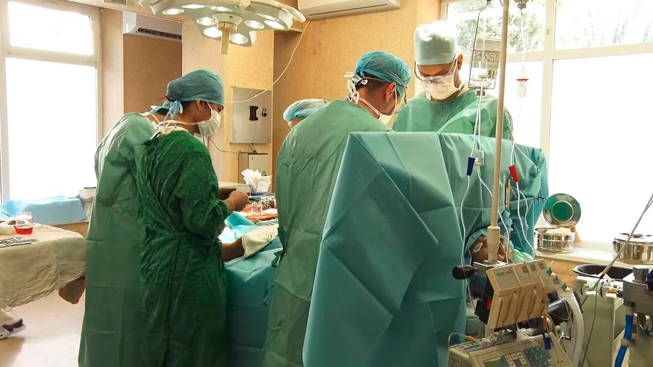 Дніпро «у вогні»: через обстріли евакуюють лікарню та закривають школи