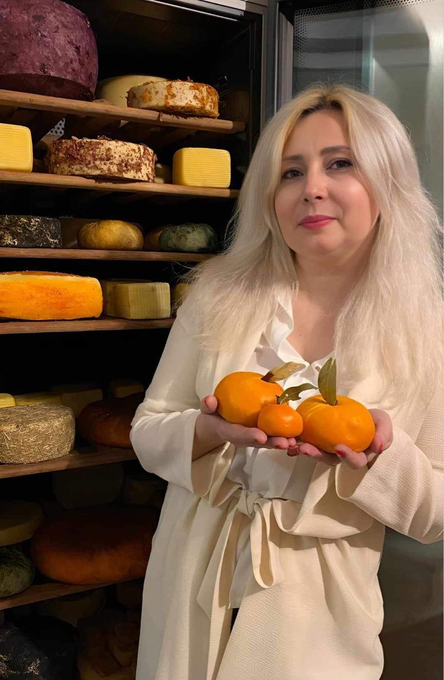 «Фішка» Людмили Мірошниченко —  сир проволоне у вигляді мандарина.