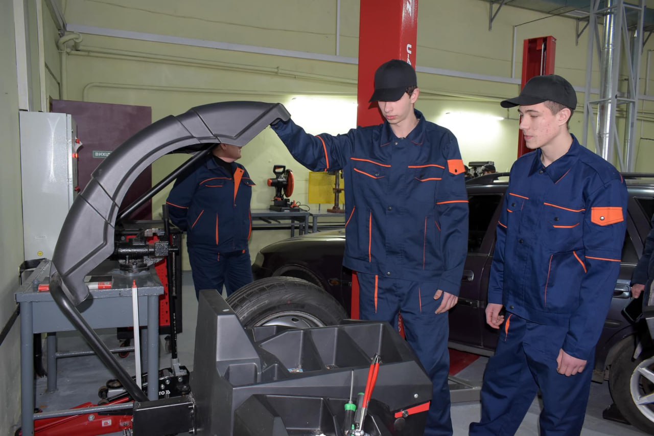 Слюсар, електрогазозварювальник, машиніст крана: ці професії у Кременчуці обирають дівчата