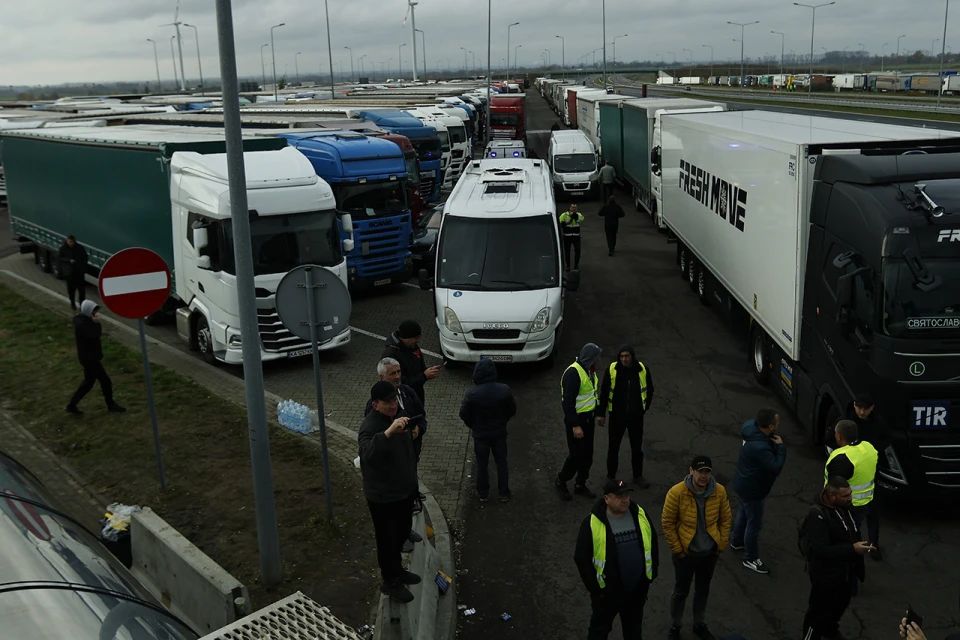 Кордон на «замку»: польські фермери блокують п’ять пунктів пропуску