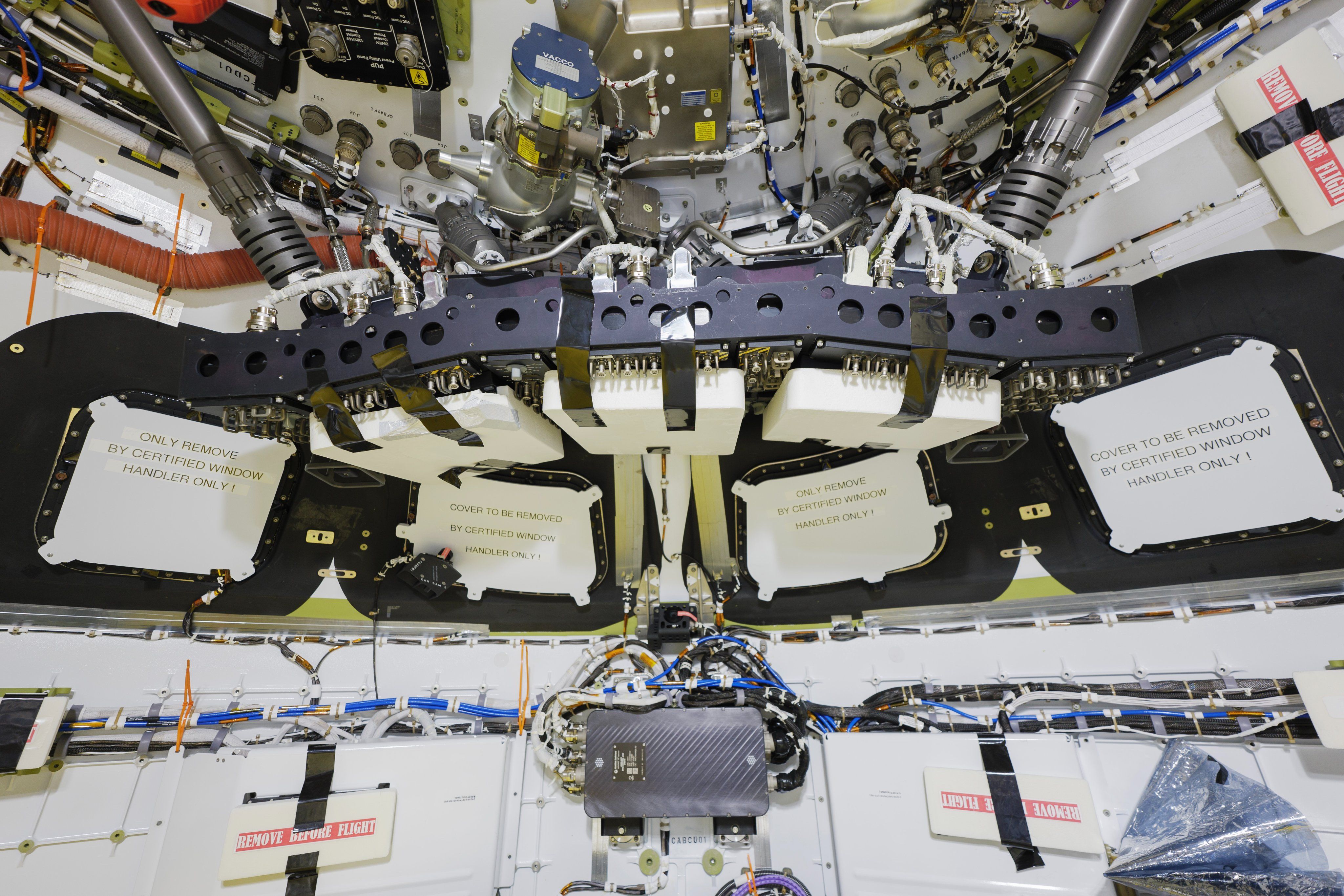 Уперше за 50 років: космічний корабель NASA доставить астронавтів на Місяць, фото