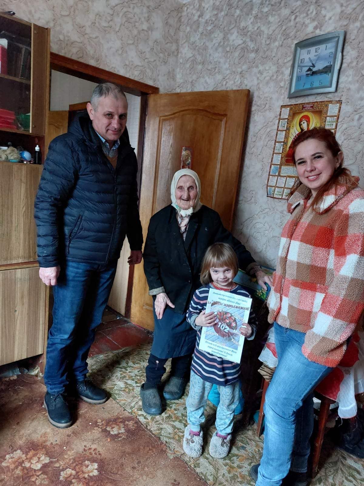 102-річна Ганна Макота зустрічає гостей  у свій день народження.