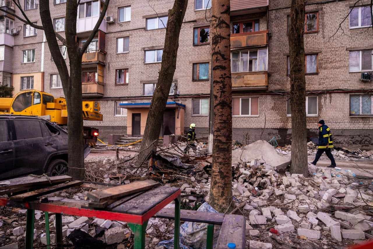 Дрони в Дніпрі вгатили по багатоповерхівкці й підприємству