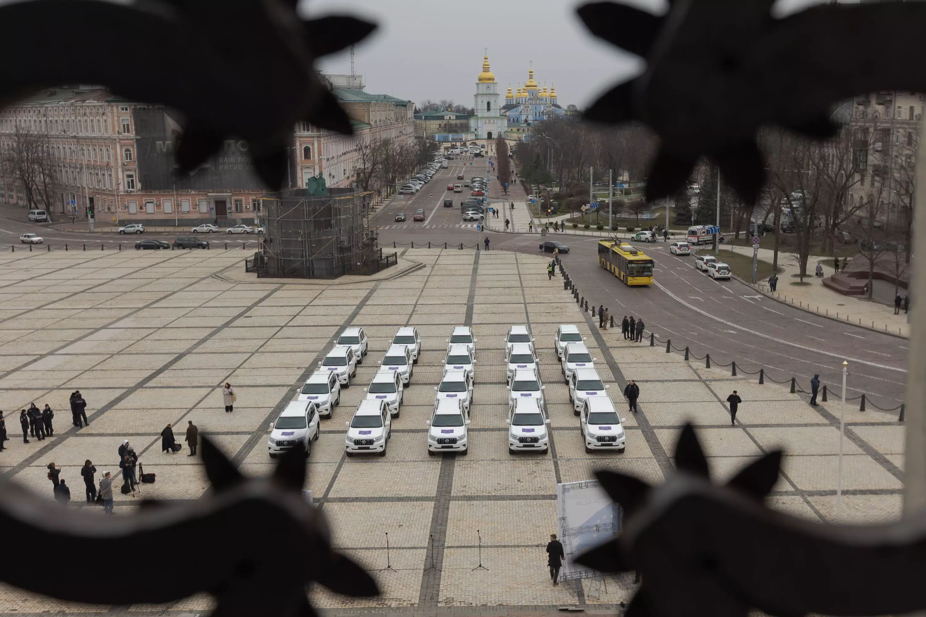 Урсула фон дер Ляєн передала 50 позашляховиків для правоохоронців на фронті, фото