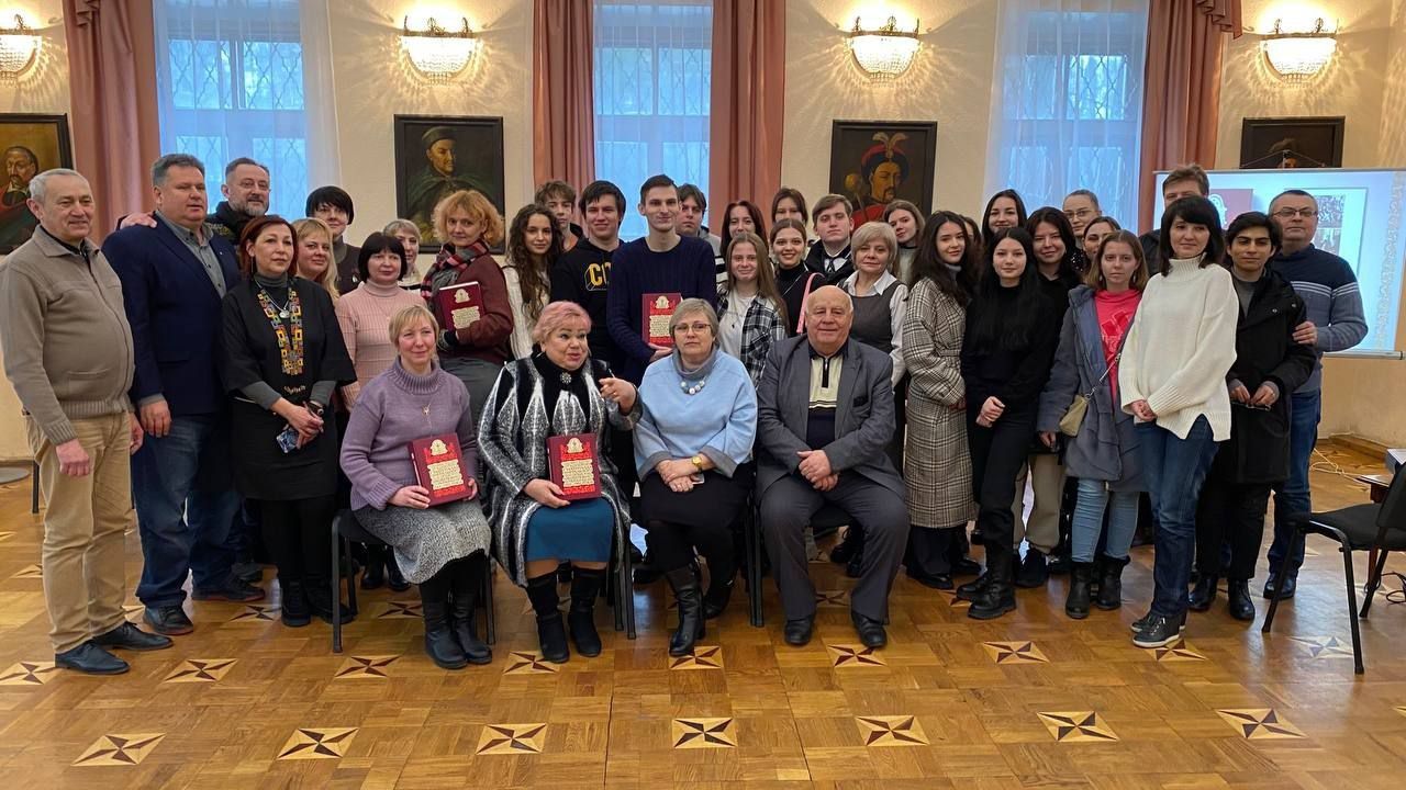 Учасники презентації літопису про героїчне козацьке минуле: Конотоп і Дніпро.
