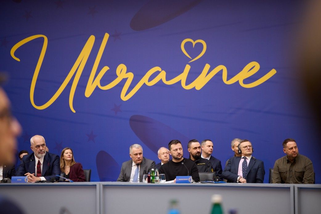 Зеленський у Тирані закликав партнерів не затримувати поставки зброї