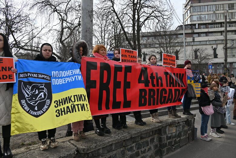 Київські пристрасті: на кіностудії Довженка масштабна пожежа, у центрі - акція на підтримку полонених захисників Маріуполя