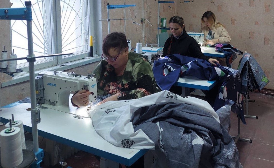 Робота собі і іншим: переселенка з Луганщини організувала в селі на Полтавщині швейний цех