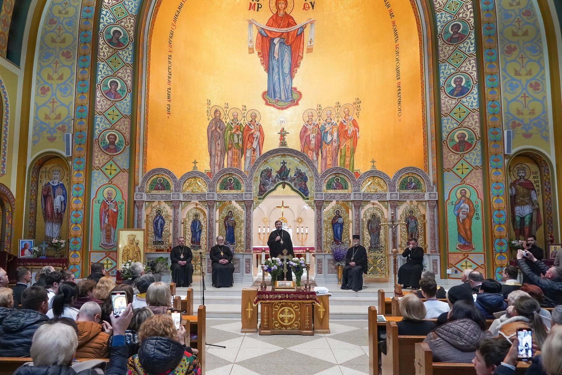 Блаженніший Святослав помолився разом з українцями у храмі Святого Юра УГКЦ на Мангеттені у Нью-Йорку.