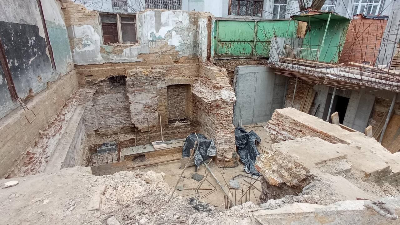 Знищення палацу Розумовського: у Києві під виглядом ремонту розбирають історичні фундаменти, фото