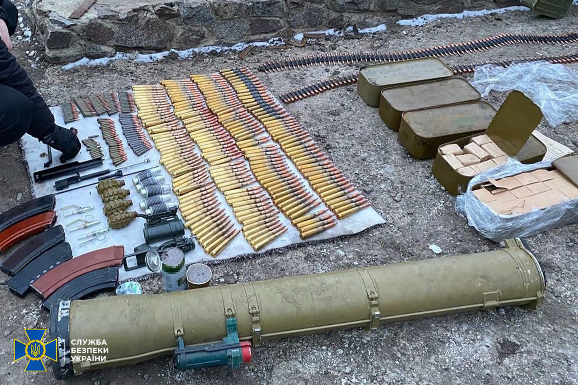 У трьох областях викрито «зброярів»: продавали криміналітету «трофейну» російську зброю та вибухівку, фото