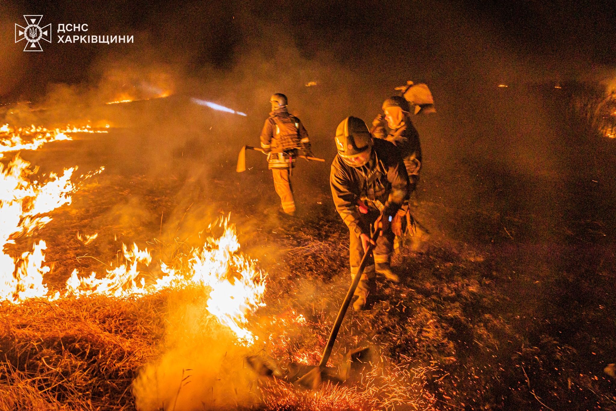 Рятували 13 годин:  на Харківщині палії трави ледь не спопелили село, фото