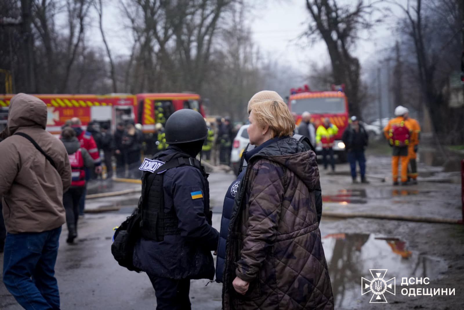 В Одесі ще тривають рятувальні роботи та надання допомоги після російського ракетного удару.