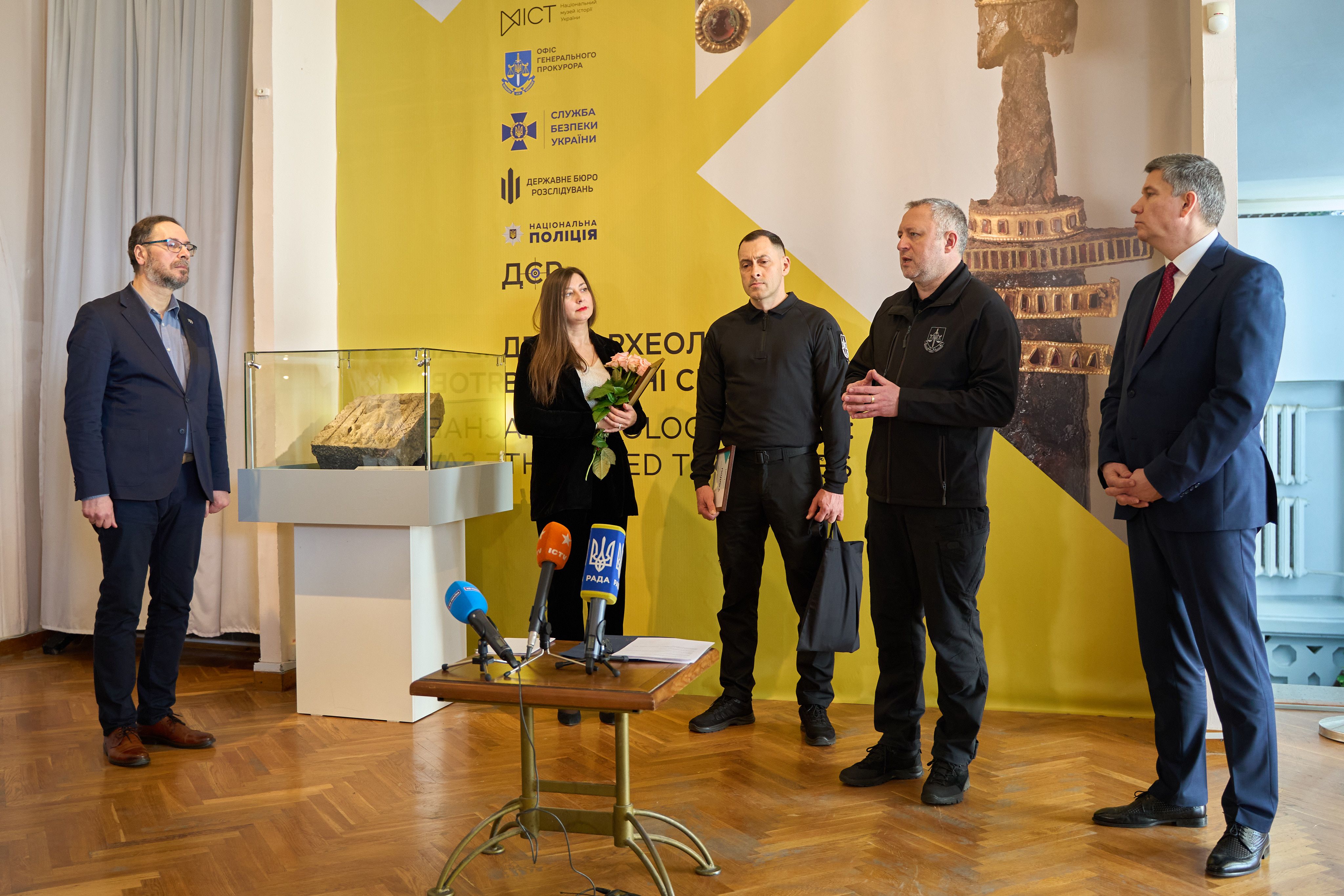 Плита часів Київської Русі передана до Нацмузею історії України, фото
