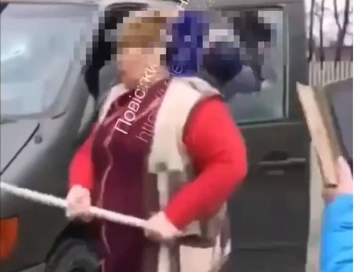 Моя дитина на передовій, а ти в тилу: в Шепетівці жінки напали на бус ТЦК