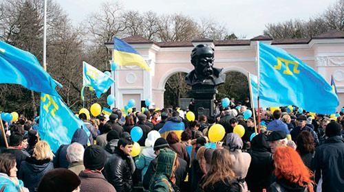 9 березня 2014-го в окупованому Сімферополі тисячі українців півострова прийшли з синьо-жовтими прапорами до пам’ятника Тарасу Шевченку.