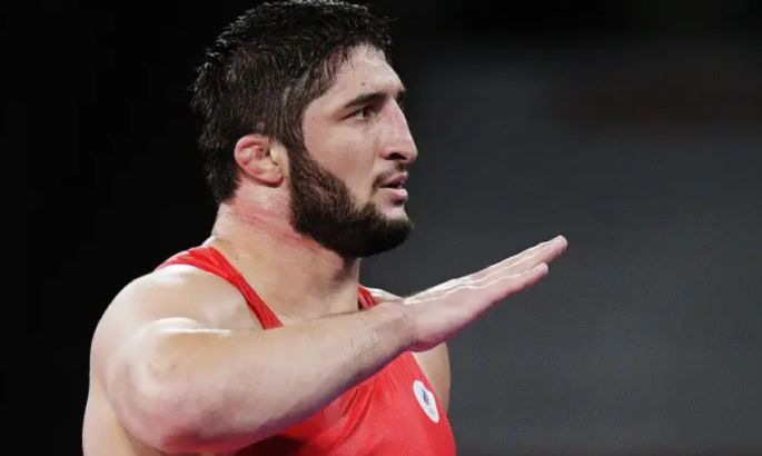 Олімпіада-2024: МОК покарав олімпійського чемпіона з рф за підтримку путіна