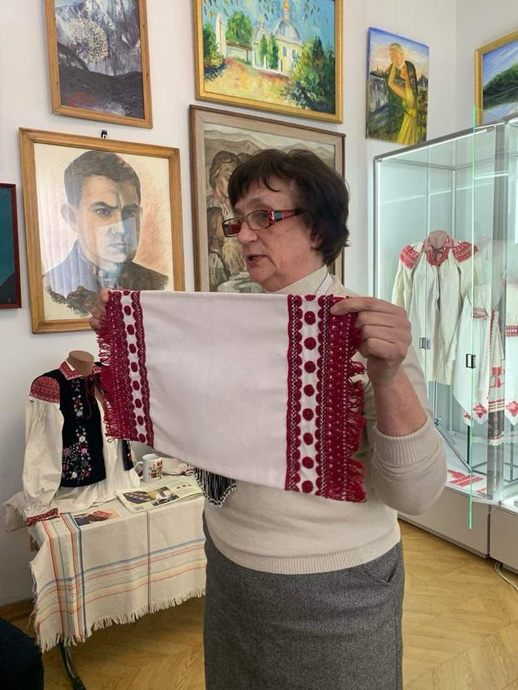 Родзинки древнього Городка: на Львівщині приймають переселенців, возять на фронт дрони і вишивають власним швом