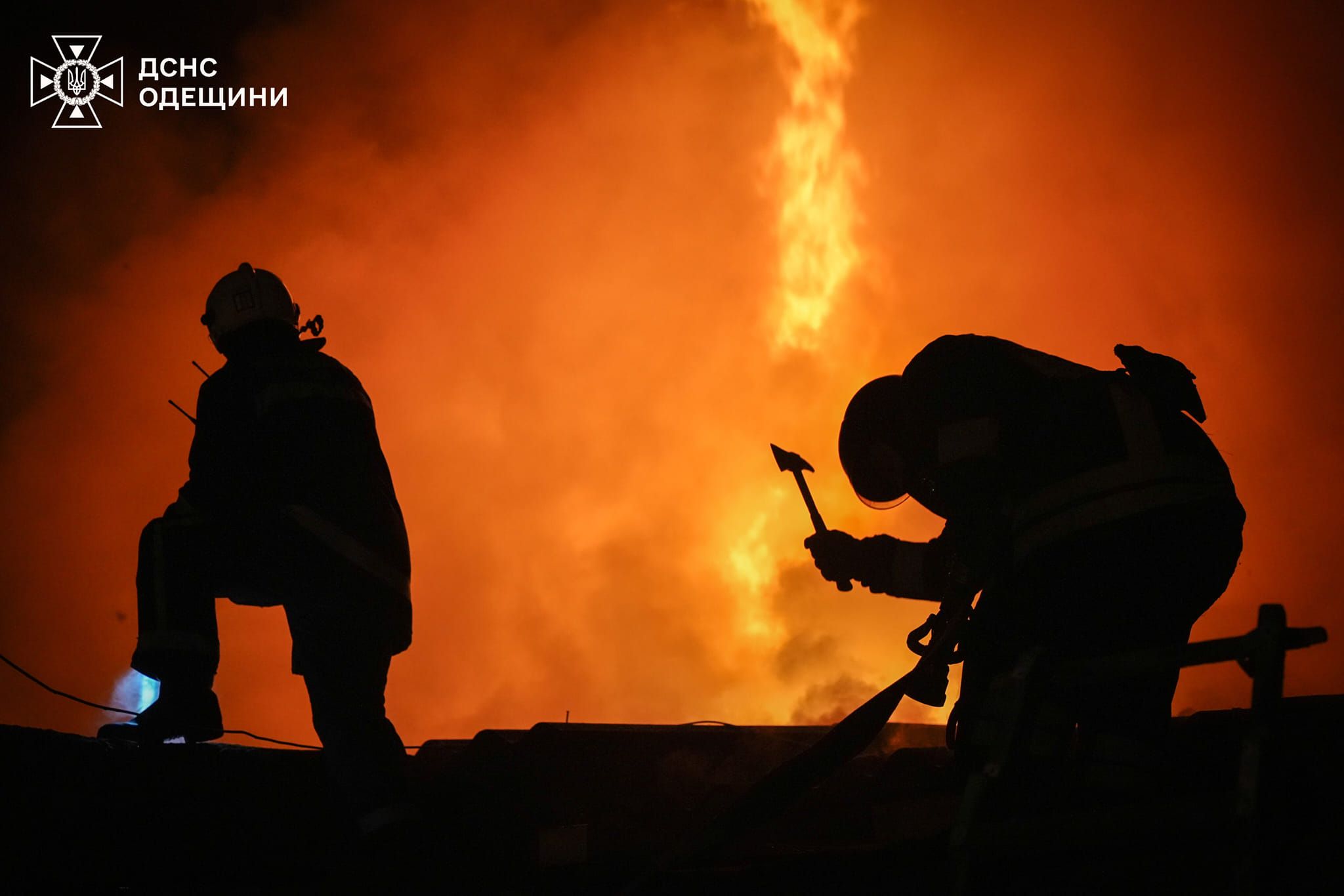 Рятувальники приборкують вогонь внаслідок атак російських нелюдів.