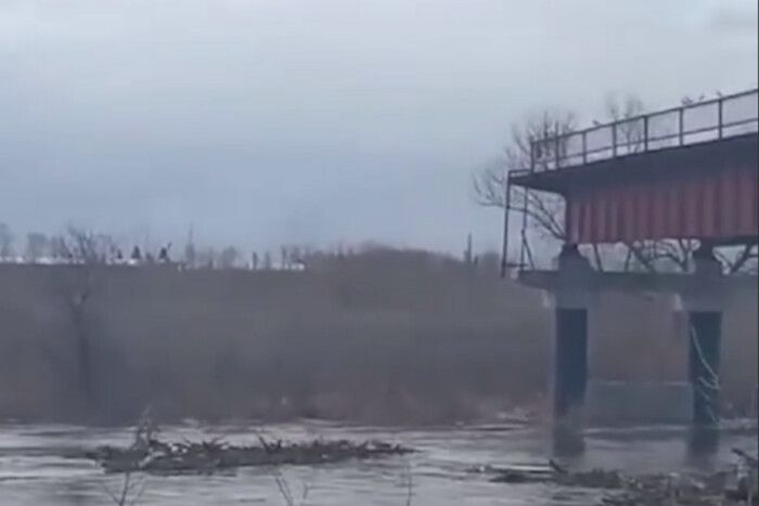 На росії переполох: у Томську повінь знесла дамбу, на Курганщині – знесла мости