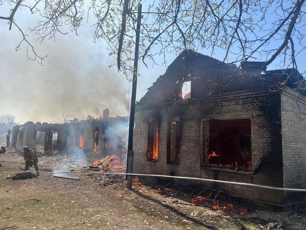 На Харківщині ворожа авіабомба поцілила у сільську школу: двоє загиблих