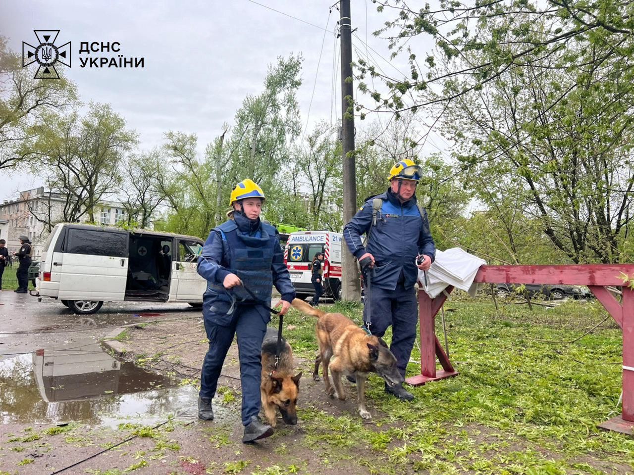Пошуково-рятувальна операція у Чернігові триває.