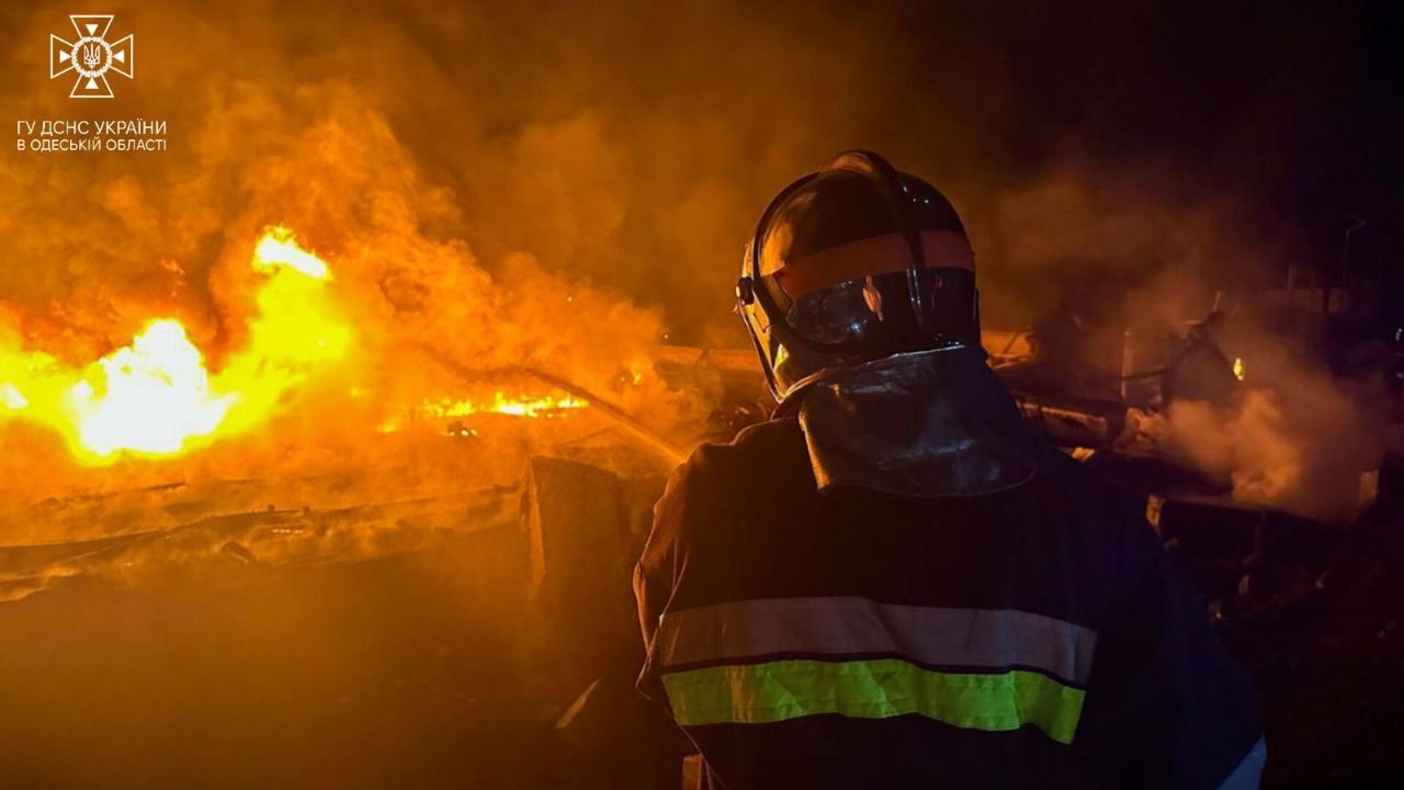 У Дніпрі рашисти вгатили по багатоповерхівці, є загиблі й поранені