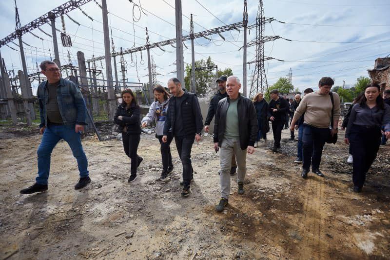 Учасники делегації відвідали Північну Салтівку, зруйновані обʼєктикритичної інфраструктури та підземну школу в Індустріальному районі.