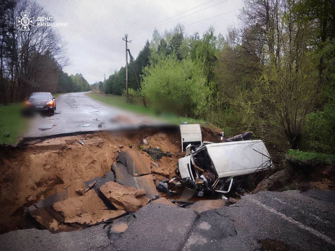 Місце трагедії у Київській області: внаслідок ДТП двоє загиблих та семеро травмованих. Проведено деблокацію.