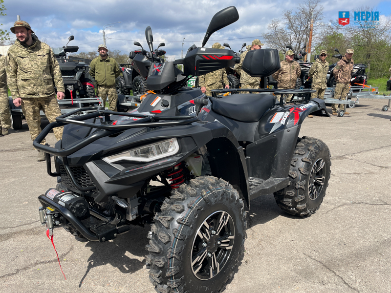 Черкаська громада передала ЗСУ 10 квадроциклів та причепів