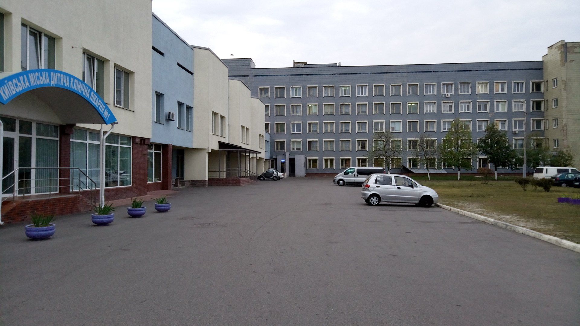 У Києві терміново евакуювали дві лікарні через погрози терористів рф