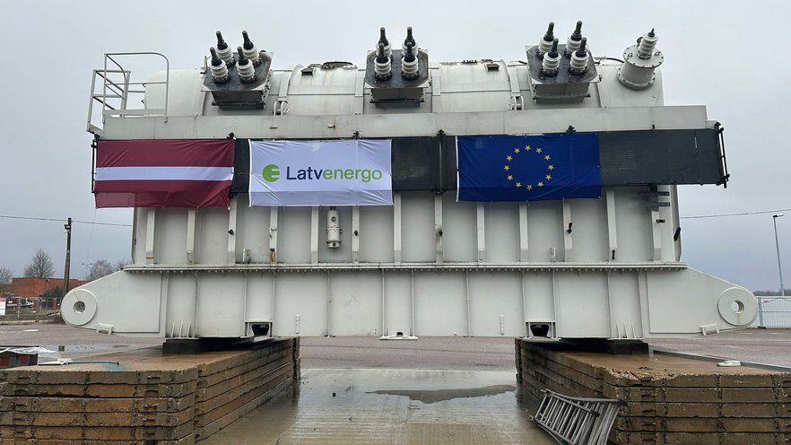 Latvenergo передало Україні трансформатор із Рижської ГЕС, масло і компресор.