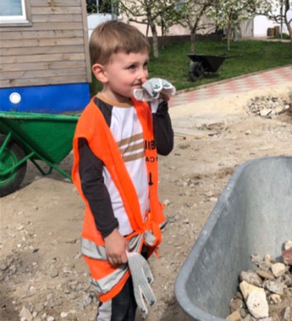 Сміливий відновлювати: до роботи волонтерів у Гостомелі приєднався п’ятирічний Кирило