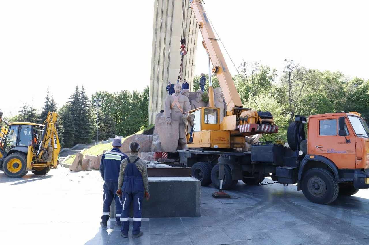 Під «Аркою Дружби» демонтують памʼятник на честь Переяславської ради, фото