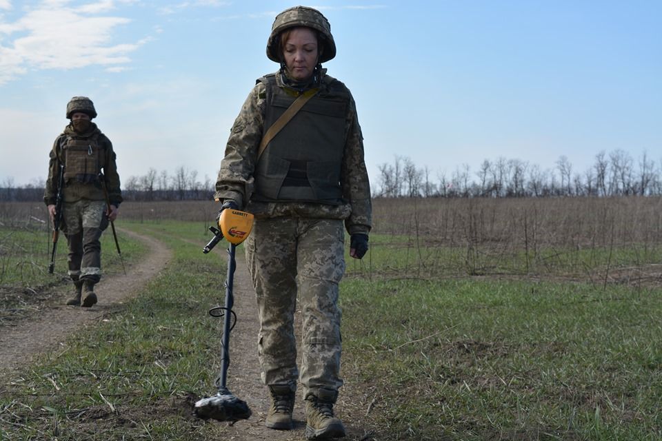 Україна залучить жінок до розмінування, фото