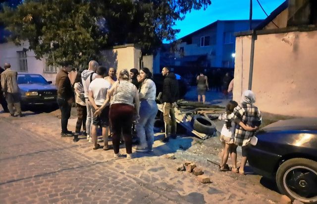 Люди виламали ворота на території ТЦК та СП у Виноградові.